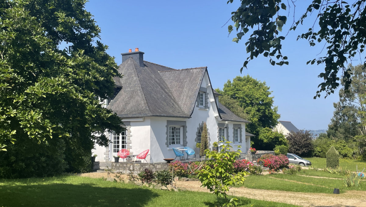 PLESTIN-LES-GREVES : Belle maison familiale déalement située dans un écrin de verdure au-dessus de la mer. Maison Vente