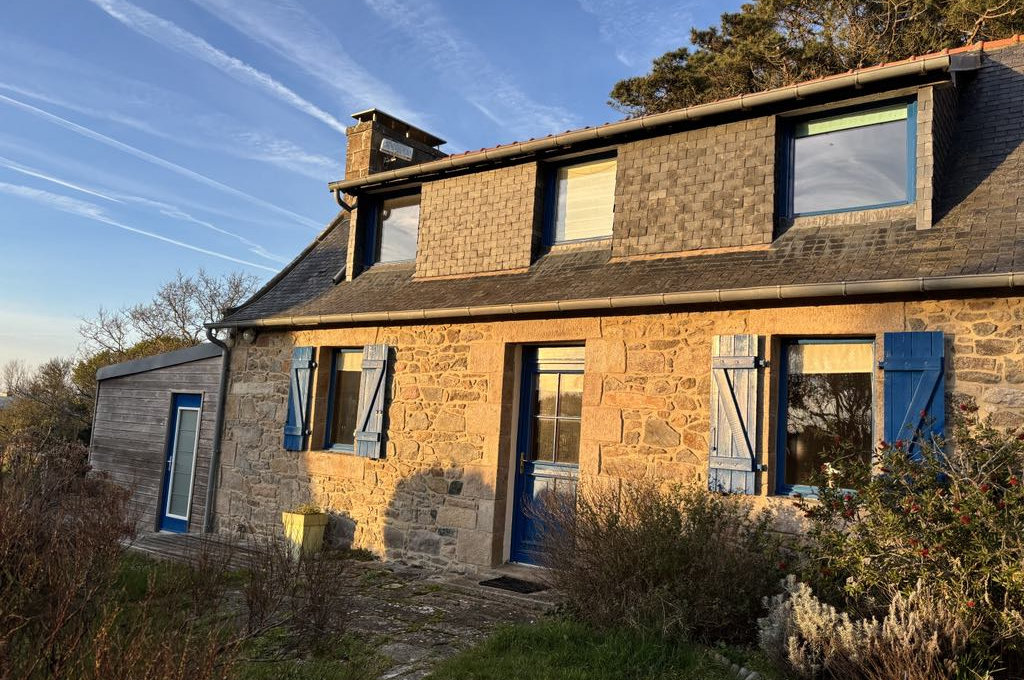 MAISON EN PIERRE PLEINE DE CHARME AU COEUR DE TREBEURDEN Maison Vente